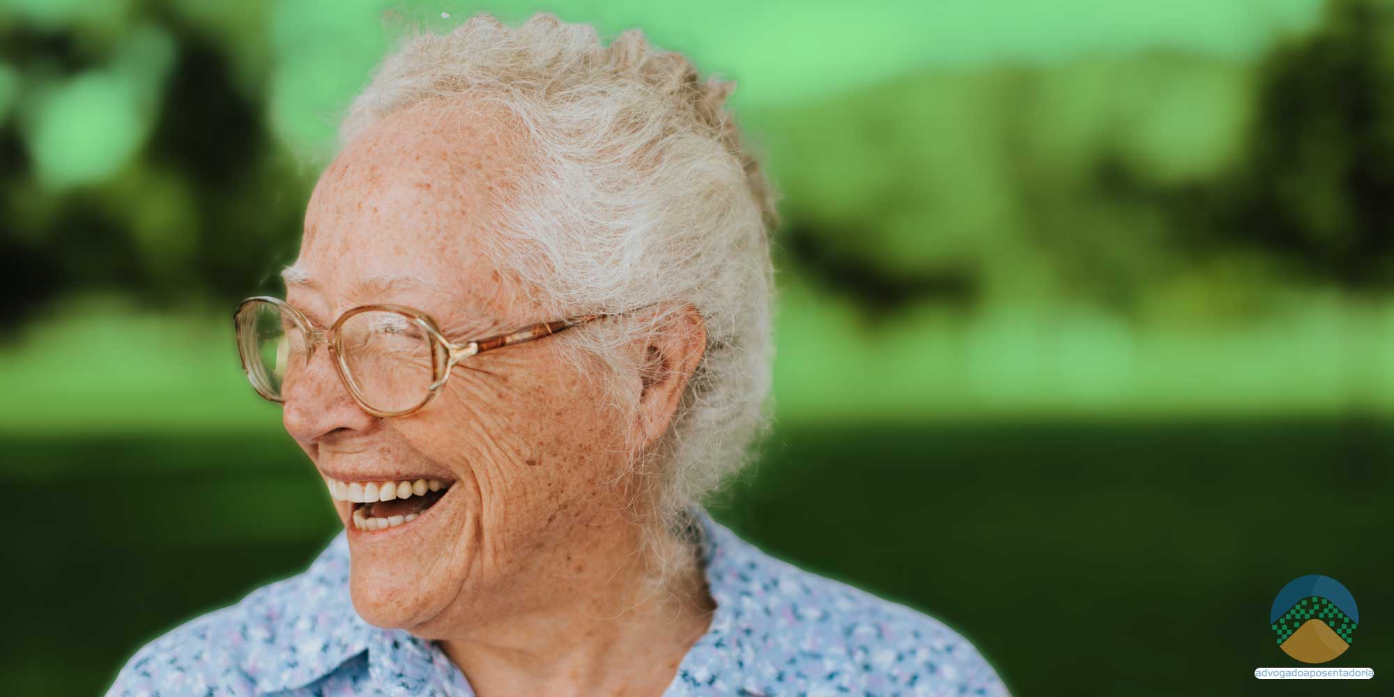 senhora sorrindo com a aposentadoria por idade